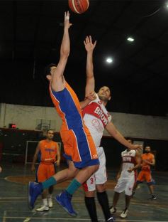 Foto de la galería: 2 de Abril confirmó su excelente momento ante Brown en Villa Urquiza