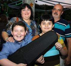 Foto de la galería: Todo un símbolo de la Navidad: encendieron el árbol de los deseos en el Hogar de Día