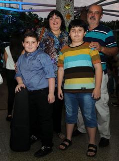 Foto de la galería: Todo un símbolo de la Navidad: encendieron el árbol de los deseos en el Hogar de Día