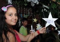 Foto de la galería: Todo un símbolo de la Navidad: encendieron el árbol de los deseos en el Hogar de Día