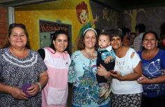 Foto de la galería: Todo un símbolo de la Navidad: encendieron el árbol de los deseos en el Hogar de Día