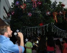 Foto de la galería: Todo un símbolo de la Navidad: encendieron el árbol de los deseos en el Hogar de Día