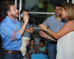 Foto de la galería: Todo un símbolo de la Navidad: encendieron el árbol de los deseos en el Hogar de Día