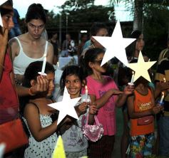 Foto de la galería: Todo un símbolo de la Navidad: encendieron el árbol de los deseos en el Hogar de Día