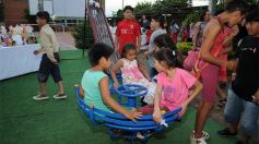 Foto de la galería: Todo un símbolo de la Navidad: encendieron el árbol de los deseos en el Hogar de Día