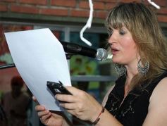 Foto de la galería: Todo un símbolo de la Navidad: encendieron el árbol de los deseos en el Hogar de Día