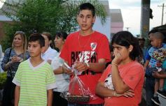 Foto de la galería: Todo un símbolo de la Navidad: encendieron el árbol de los deseos en el Hogar de Día