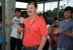 Foto de la galería: Todo un símbolo de la Navidad: encendieron el árbol de los deseos en el Hogar de Día