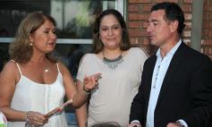 Foto de la galería: Todo un símbolo de la Navidad: encendieron el árbol de los deseos en el Hogar de Día