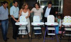 Foto de la galería: Todo un símbolo de la Navidad: encendieron el árbol de los deseos en el Hogar de Día