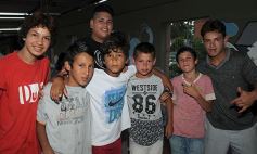 Foto de la galería: Todo un símbolo de la Navidad: encendieron el árbol de los deseos en el Hogar de Día