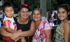 Foto de la galería: Todo un símbolo de la Navidad: encendieron el árbol de los deseos en el Hogar de Día