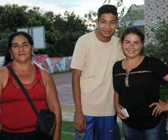 Foto de la galería: Todo un símbolo de la Navidad: encendieron el árbol de los deseos en el Hogar de Día