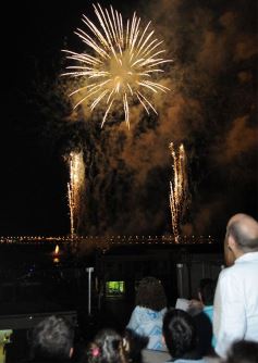 Foto de la galería: Inolvidable show de fuegos artificiales y recital de Miranda en la costanera