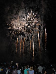 Foto de la galería: Inolvidable show de fuegos artificiales y recital de Miranda en la costanera