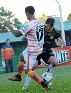Foto de la galería: Con Cabezón Ruggeri en la tribuna, Crucero cortó la racha: derrotó a Flandria de local