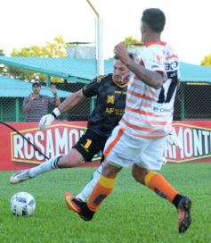 Foto de la galería: Con Cabezón Ruggeri en la tribuna, Crucero cortó la racha: derrotó a Flandria de local