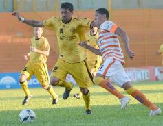 Foto de la galería: Con Cabezón Ruggeri en la tribuna, Crucero cortó la racha: derrotó a Flandria de local