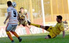 Foto de la galería: Con Cabezón Ruggeri en la tribuna, Crucero cortó la racha: derrotó a Flandria de local