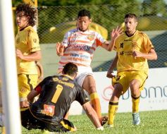 Foto de la galería: Con Cabezón Ruggeri en la tribuna, Crucero cortó la racha: derrotó a Flandria de local