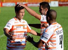 Foto de la galería: Con Cabezón Ruggeri en la tribuna, Crucero cortó la racha: derrotó a Flandria de local