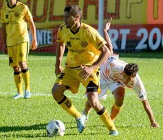 Foto de la galería: Con Cabezón Ruggeri en la tribuna, Crucero cortó la racha: derrotó a Flandria de local