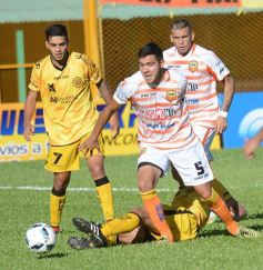 Foto de la galería: Con Cabezón Ruggeri en la tribuna, Crucero cortó la racha: derrotó a Flandria de local
