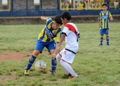 Foto de la galería: El clásico del fútbol posadeño en su versión infantil: los futuros cracks en acción