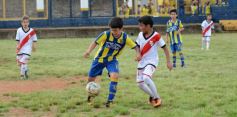 Foto de la galería: El clásico del fútbol posadeño en su versión infantil: los futuros cracks en acción