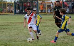 Foto de la galería: El clásico del fútbol posadeño en su versión infantil: los futuros cracks en acción