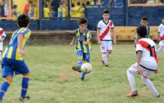 Foto de la galería: El clásico del fútbol posadeño en su versión infantil: los futuros cracks en acción