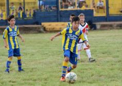 Foto de la galería: El clásico del fútbol posadeño en su versión infantil: los futuros cracks en acción