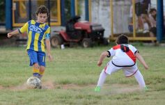 Foto de la galería: El clásico del fútbol posadeño en su versión infantil: los futuros cracks en acción