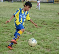 Foto de la galería: El clásico del fútbol posadeño en su versión infantil: los futuros cracks en acción