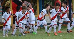 Foto de la galería: El clásico del fútbol posadeño en su versión infantil: los futuros cracks en acción