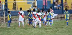 Foto de la galería: El clásico del fútbol posadeño en su versión infantil: los futuros cracks en acción