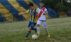 Foto de la galería: El clásico del fútbol posadeño en su versión infantil: los futuros cracks en acción