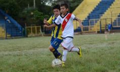 Foto de la galería: El clásico del fútbol posadeño en su versión infantil: los futuros cracks en acción