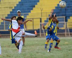 Foto de la galería: El clásico del fútbol posadeño en su versión infantil: los futuros cracks en acción