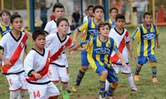 Foto de la galería: El clásico del fútbol posadeño en su versión infantil: los futuros cracks en acción