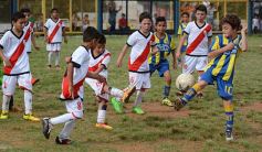 Foto de la galería: El clásico del fútbol posadeño en su versión infantil: los futuros cracks en acción