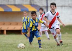 Foto de la galería: El clásico del fútbol posadeño en su versión infantil: los futuros cracks en acción