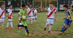 Foto de la galería: El clásico del fútbol posadeño en su versión infantil: los futuros cracks en acción