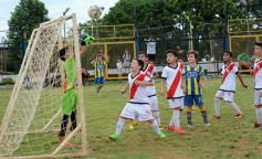 Foto de la galería: El clásico del fútbol posadeño en su versión infantil: los futuros cracks en acción