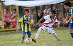 Foto de la galería: El clásico del fútbol posadeño en su versión infantil: los futuros cracks en acción