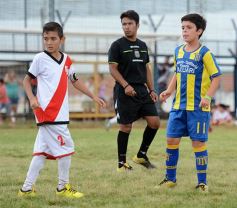 Foto de la galería: El clásico del fútbol posadeño en su versión infantil: los futuros cracks en acción