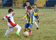 Foto de la galería: El clásico del fútbol posadeño en su versión infantil: los futuros cracks en acción