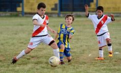 Foto de la galería: El clásico del fútbol posadeño en su versión infantil: los futuros cracks en acción