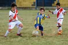 Foto de la galería: El clásico del fútbol posadeño en su versión infantil: los futuros cracks en acción