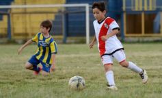 Foto de la galería: El clásico del fútbol posadeño en su versión infantil: los futuros cracks en acción